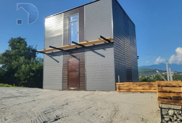 Уютный, прочный, новый Дом, который граничит с НИИ медицинской приматологии.